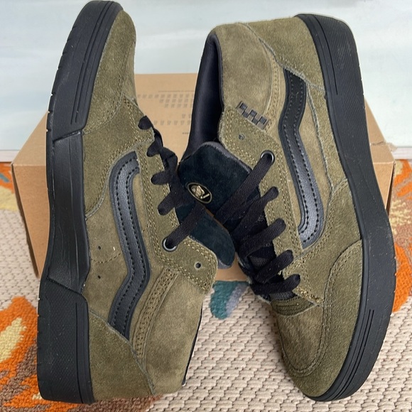 Vans Men’s Zahba Mid
Beatrice Domond Dark Olive
VN000CBSDOL
Sneakers - Picture 11 of 16